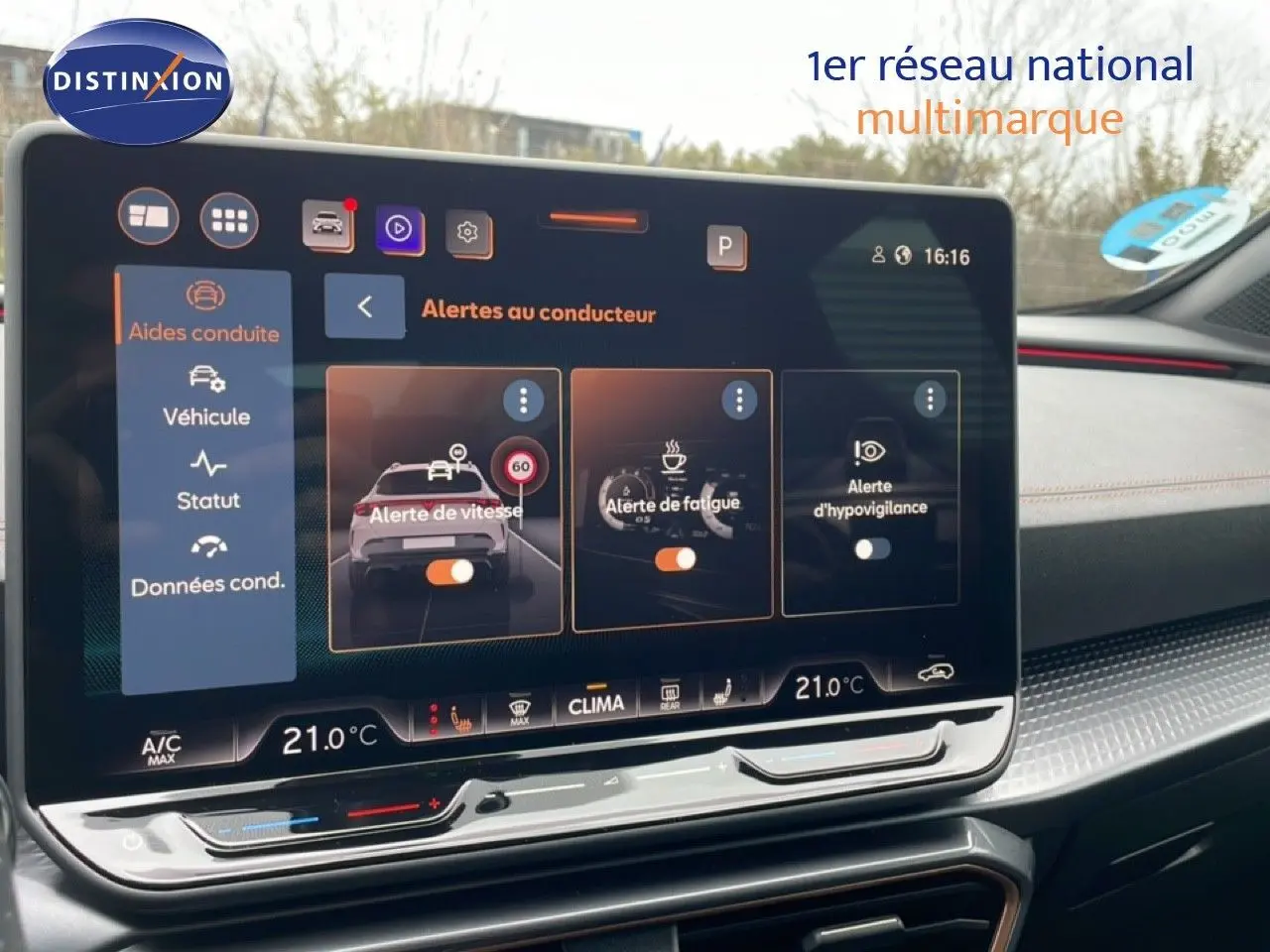 Vue rapprochée de l’écran tactile intérieur du CUPRA Formentor gris métallique, affichant les alertes au conducteur.