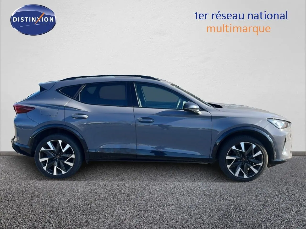 Vue latérale droite d'un CUPRA Formentor gris magnétique métallisé avec jantes noires et argentées, modèle 2025.