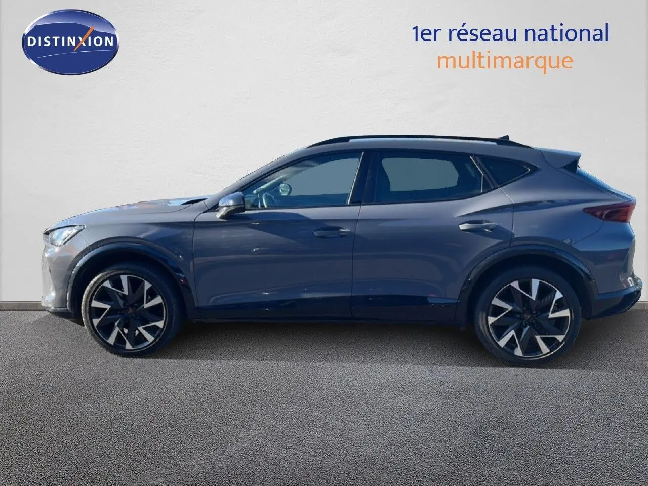 Vue de profil côté gauche d’un CUPRA Formentor gris magnétique métal avec jantes bi-ton et silhouette dynamique.