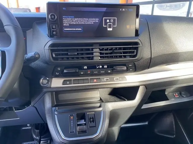 Vue intérieure du tableau de bord gris acier du Peugeot Expert XL 2025, avec écran tactile et commandes climatisation.