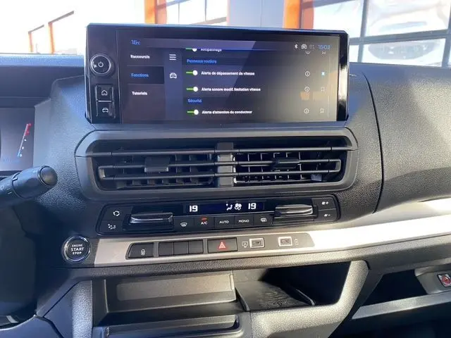 Vue rapprochée de la planche de bord du Peugeot Expert XL 2025 avec écran tactile 10'' et commandes climatisation bi-zone.