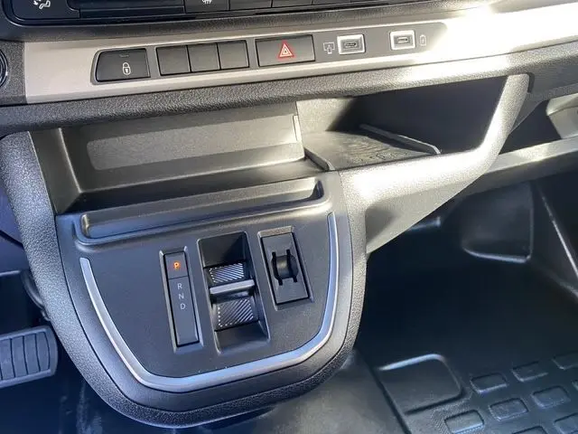 Gros plan sur la console centrale grise acier du Peugeot Expert XL 2025, avec commande de boîte auto et rangements intégrés.