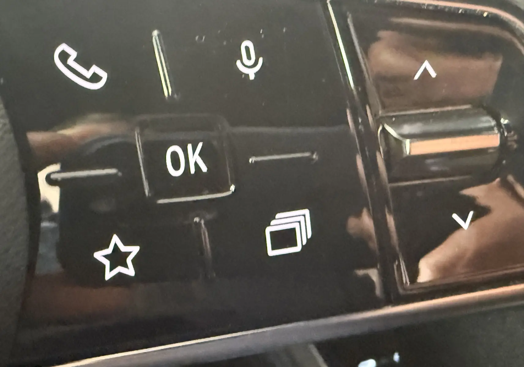 Gros plan sur les commandes au volant du Renault Espace VI E-Tech 200 Esprit Alpine, finition noire brillante.