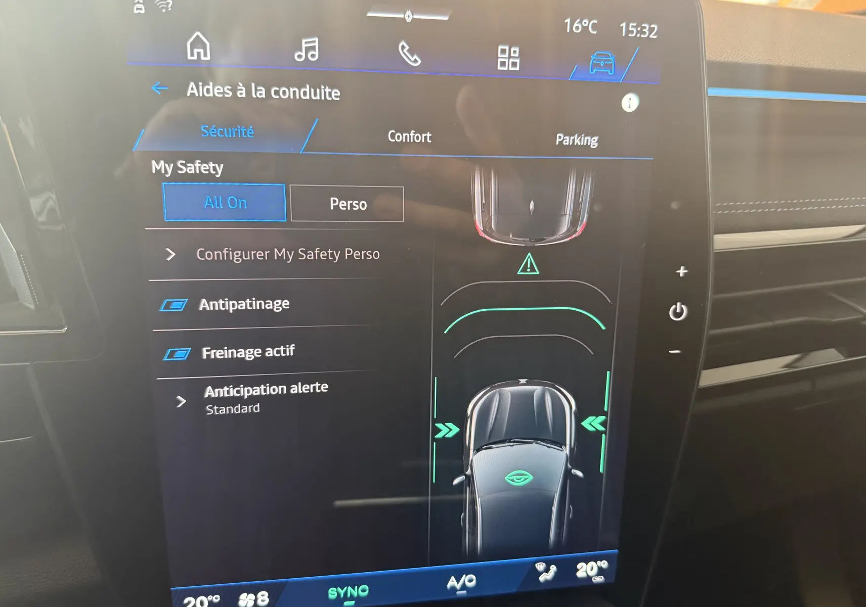 Écran tactile central du Renault Espace VI E-Tech noir montrant les aides à la conduite et la vue 3D du véhicule.