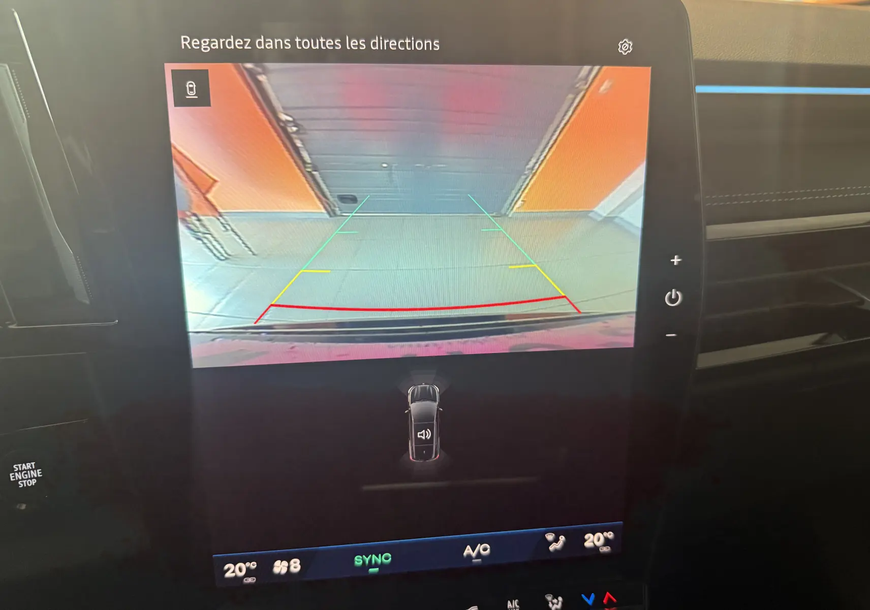 Écran multimédia affichant la caméra de recul du Renault Espace VI noir, vue arrière avec lignes de guidage colorées.