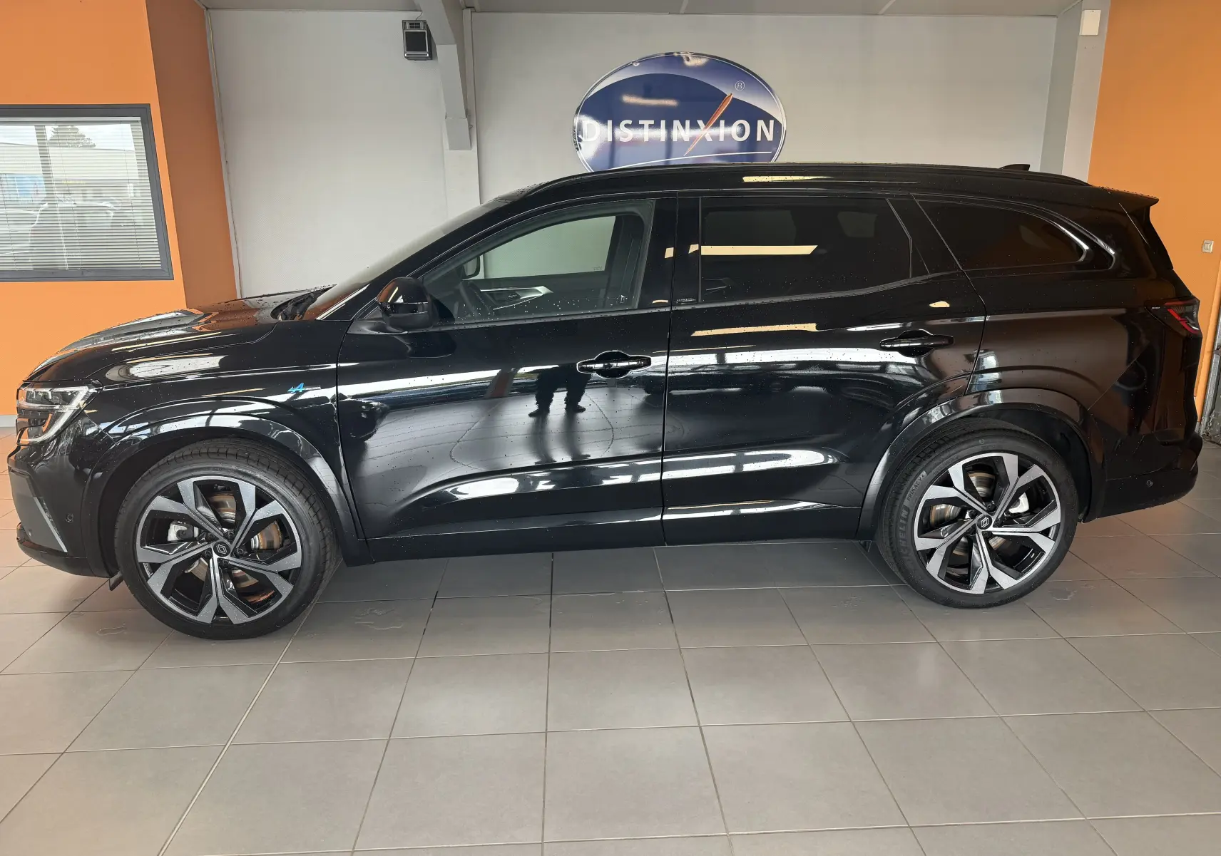 Profil côté gauche du Renault Espace VI E-Tech 200 Esprit Alpine noir, avec jantes alliage 20 pouces Daytona visibles.