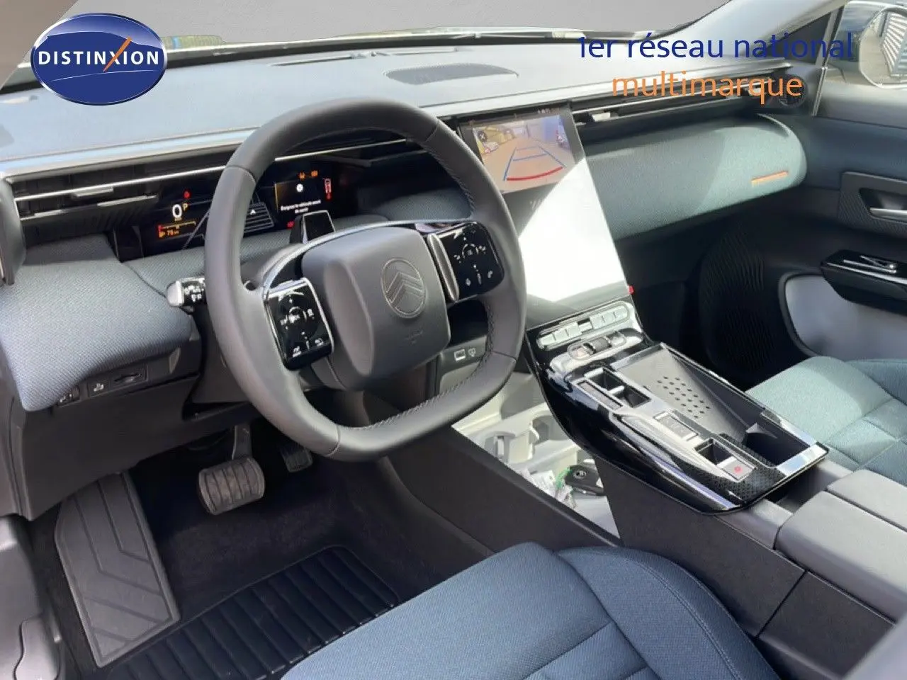Intérieur avant du Citroën C5 Aircross Hybrid vert Astoria, vue côté conducteur sur tableau de bord et console centrale tactile.