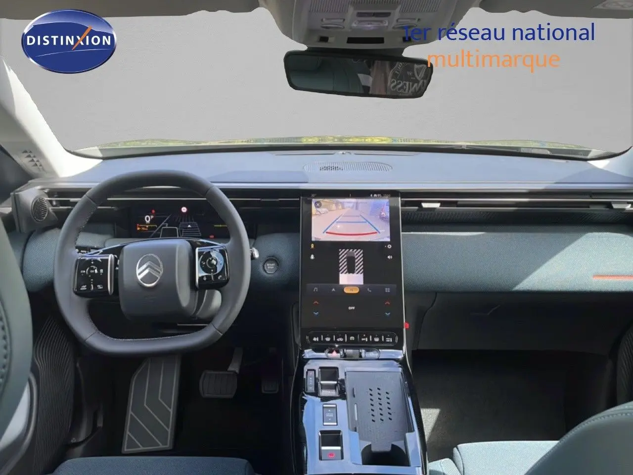 Vue intérieure avant du Citroën C5 Aircross Hybrid 145ch, tableau de bord moderne avec écran central tactile et volant multifonction.