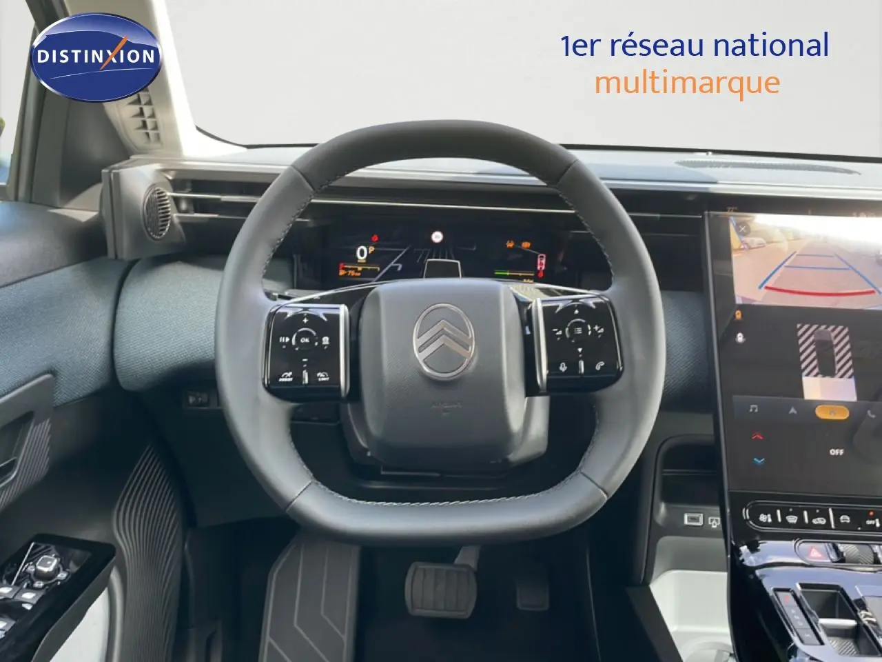 Vue intérieure centrée sur le volant du Citroën C5 Aircross Hybrid vert Astoria, avec tableau de bord numérique et écran tactile.