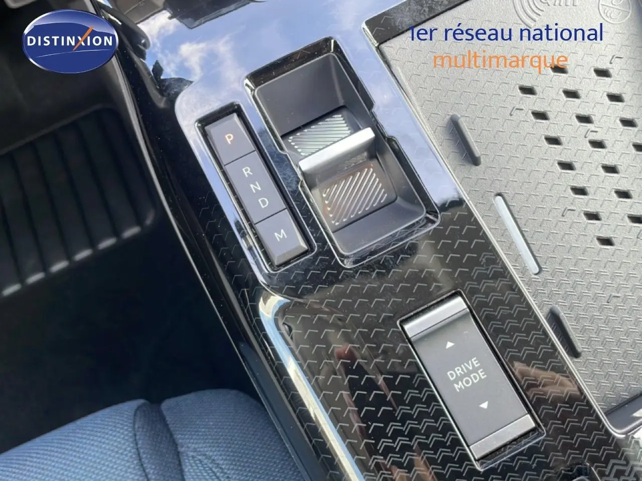 Gros plan sur la console centrale noire brillante avec sélecteur de vitesse et bouton Drive Mode du Citroën C5 Aircross Hybrid.