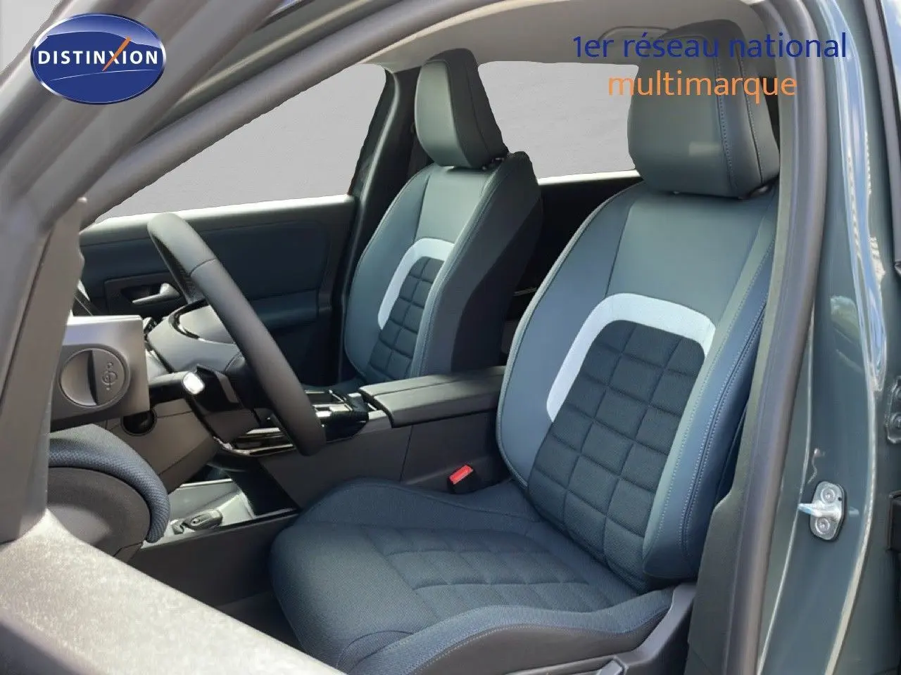 Vue intérieure côté conducteur du Citroën C5 Aircross Hybrid vert Astoria, mettant en valeur les sièges tissu et cuir bicolores.