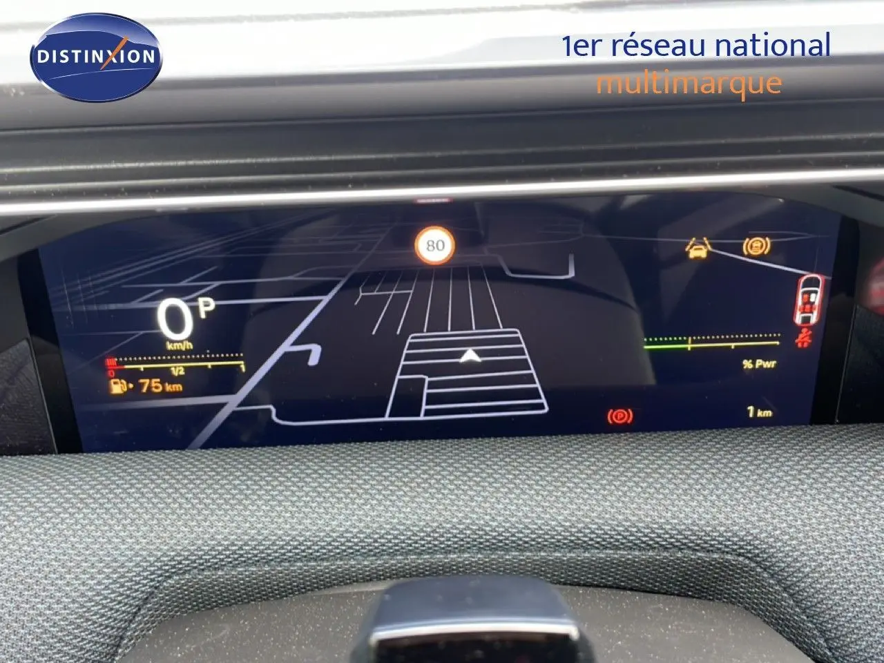 Affichage numérique du tableau de bord du Citroën C5 Aircross Hybrid, montrant la vitesse à 0 km/h et l'autonomie restante.