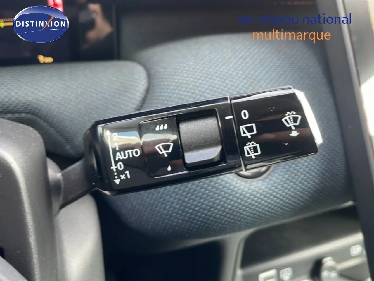 Gros plan sur la commande d’essuie-glace du Citroën C5 Aircross Hybrid, avec détails des réglages visibles.