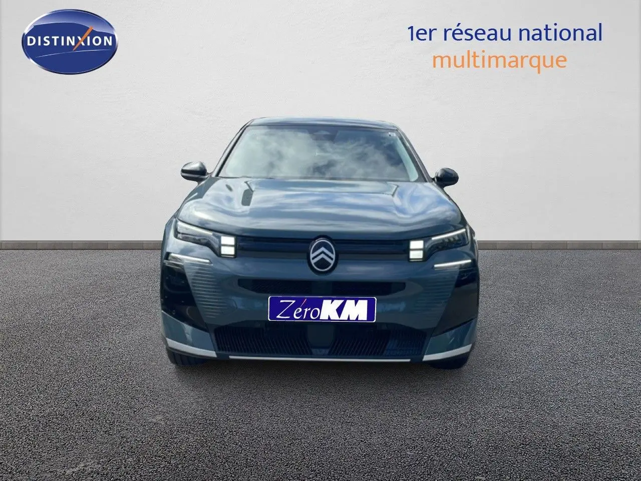 Vue de face du Citroën C5 Aircross Hybrid 145ch en vert Astoria métal avec éclairage LED distinctif.