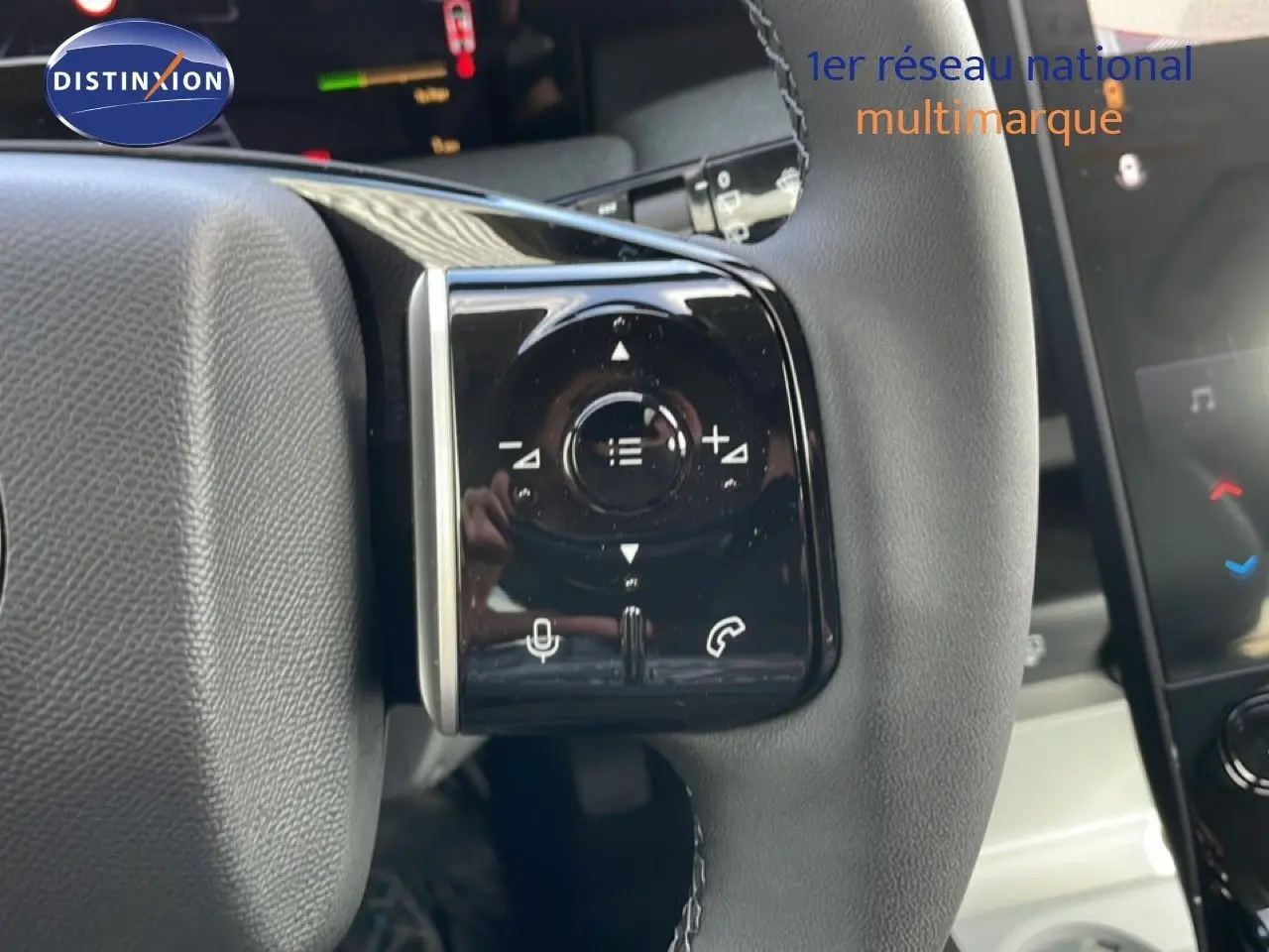 Gros plan sur les commandes au volant du Citroën C5 Aircross Hybrid, finition cuir noir avec boutons multifonctions.