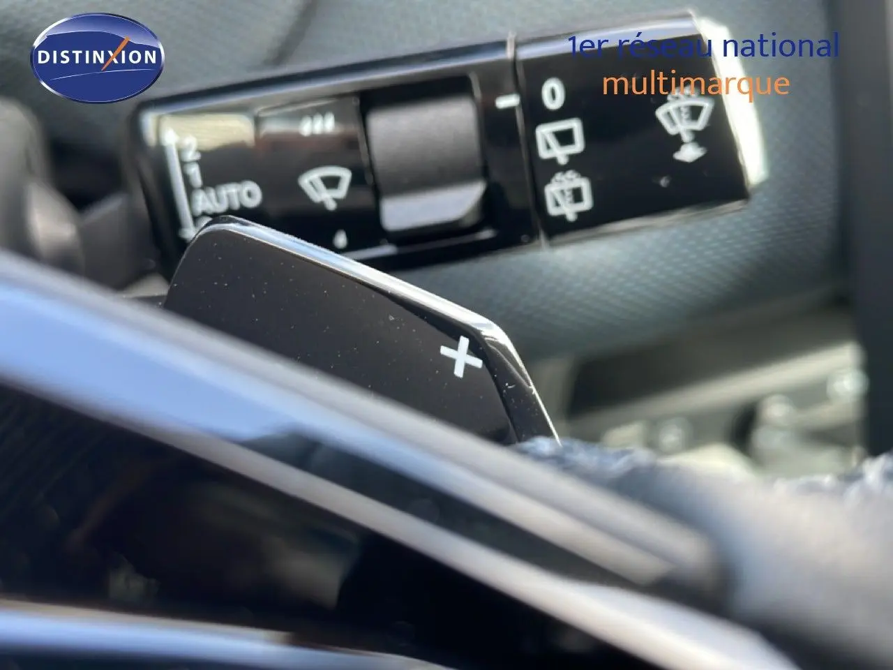 Gros plan sur la palette de changement de vitesse droite et le commodo d'essuie-glace du Citroën C5 Aircross Hybrid.