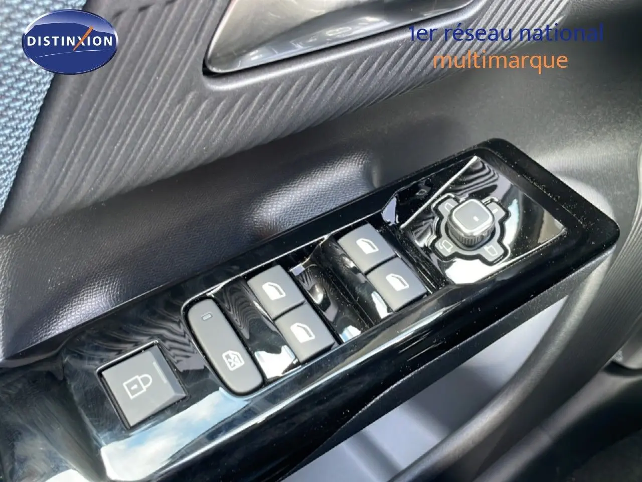 Gros plan sur les commandes de lève-vitres et réglage des rétroviseurs côté conducteur d'une Citroën C5 Aircross Hybrid.