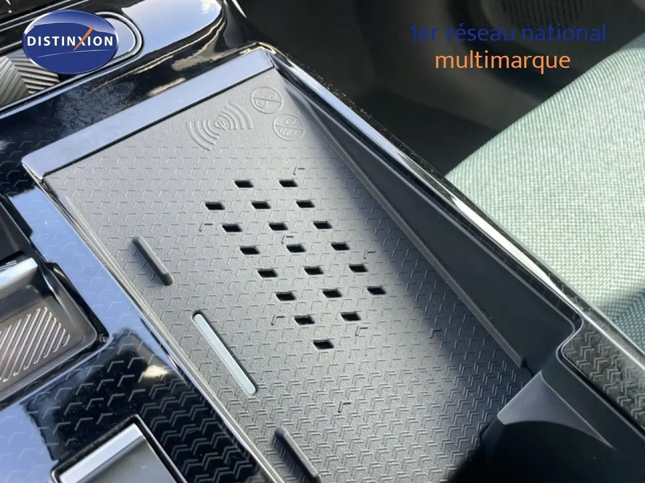 Gros plan sur la console centrale du Citroën C5 Aircross Hybrid, mettant en valeur un espace de rangement avec surface texturée.