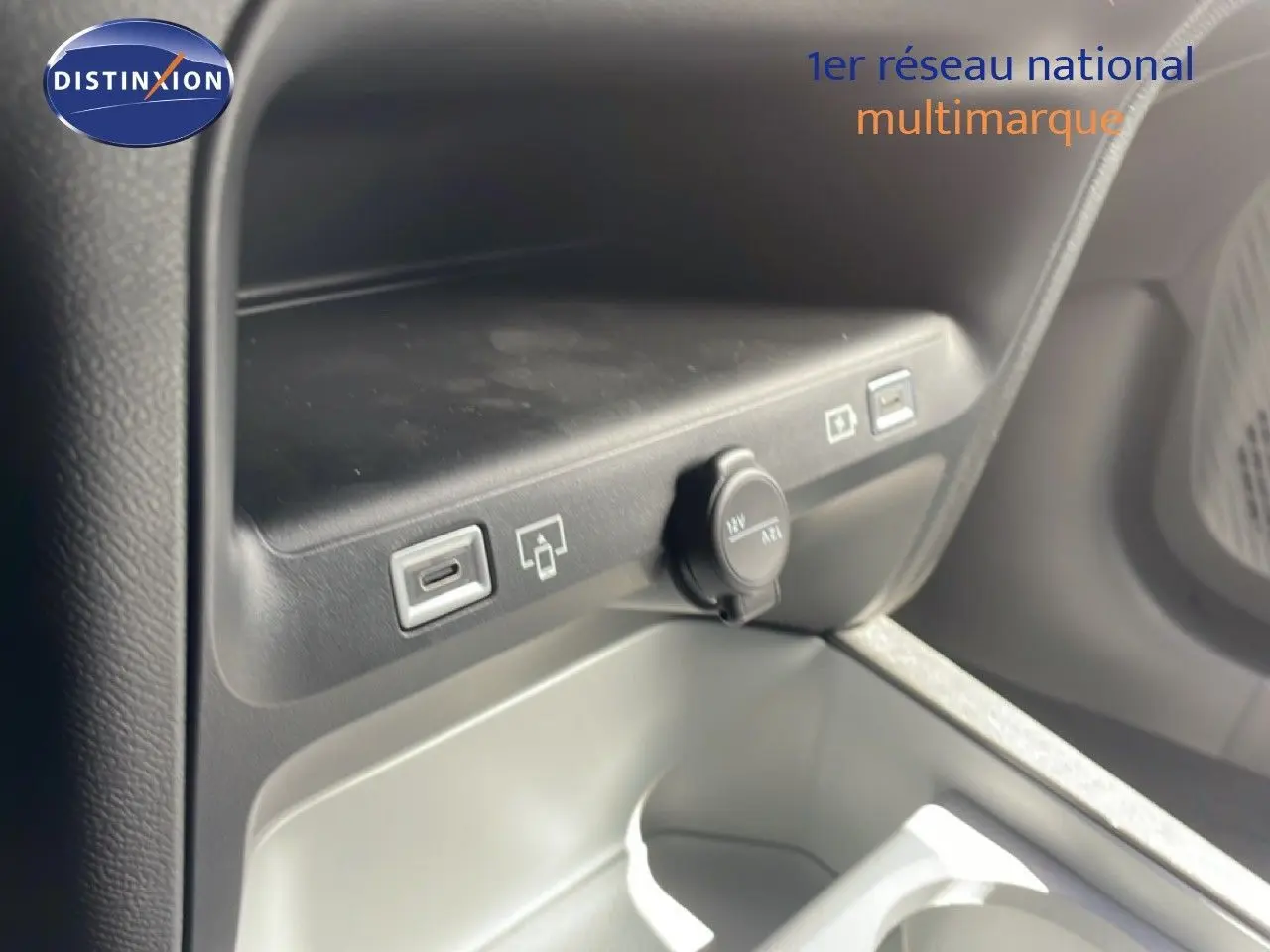 Vue rapprochée de la console centrale du Citroën C5 Aircross Hybrid vert Astoria, montrant prises USB et prise 12V.