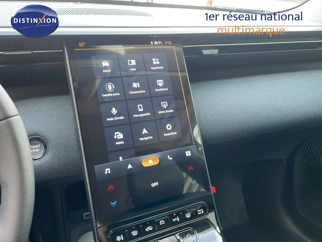 Vue intérieure du tableau de bord du Citroën C5 Aircross Hybrid avec écran tactile central et finition noire moderne.