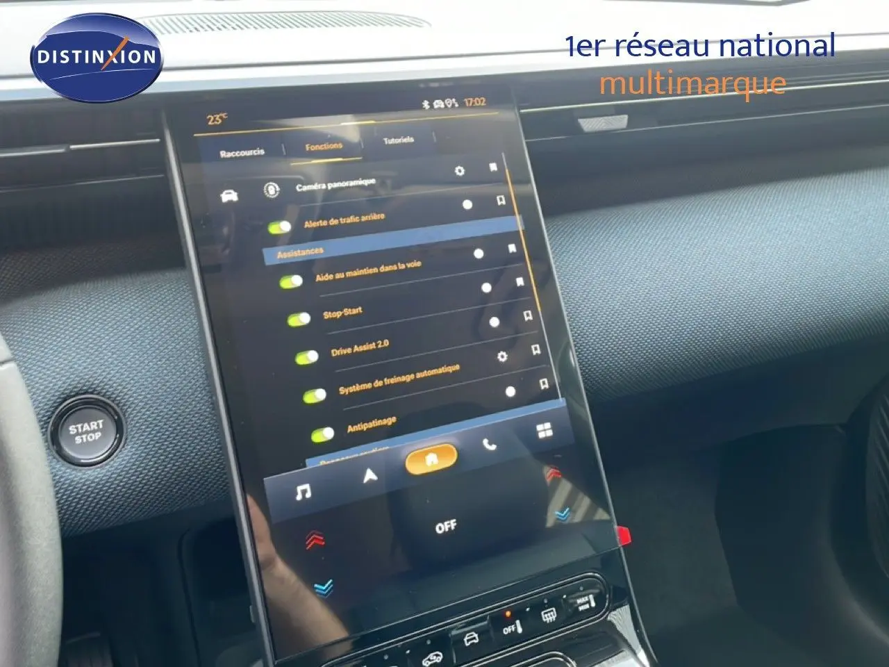 Vue rapprochée de l’écran tactile central du tableau de bord du Citroën C5 Aircross Hybrid vert Astoria, avec bouton Start/Stop visible.
