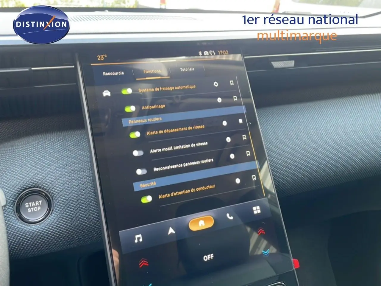 Écran tactile central du tableau de bord du Citroën C5 Aircross Hybrid, vue intérieure côté passager.