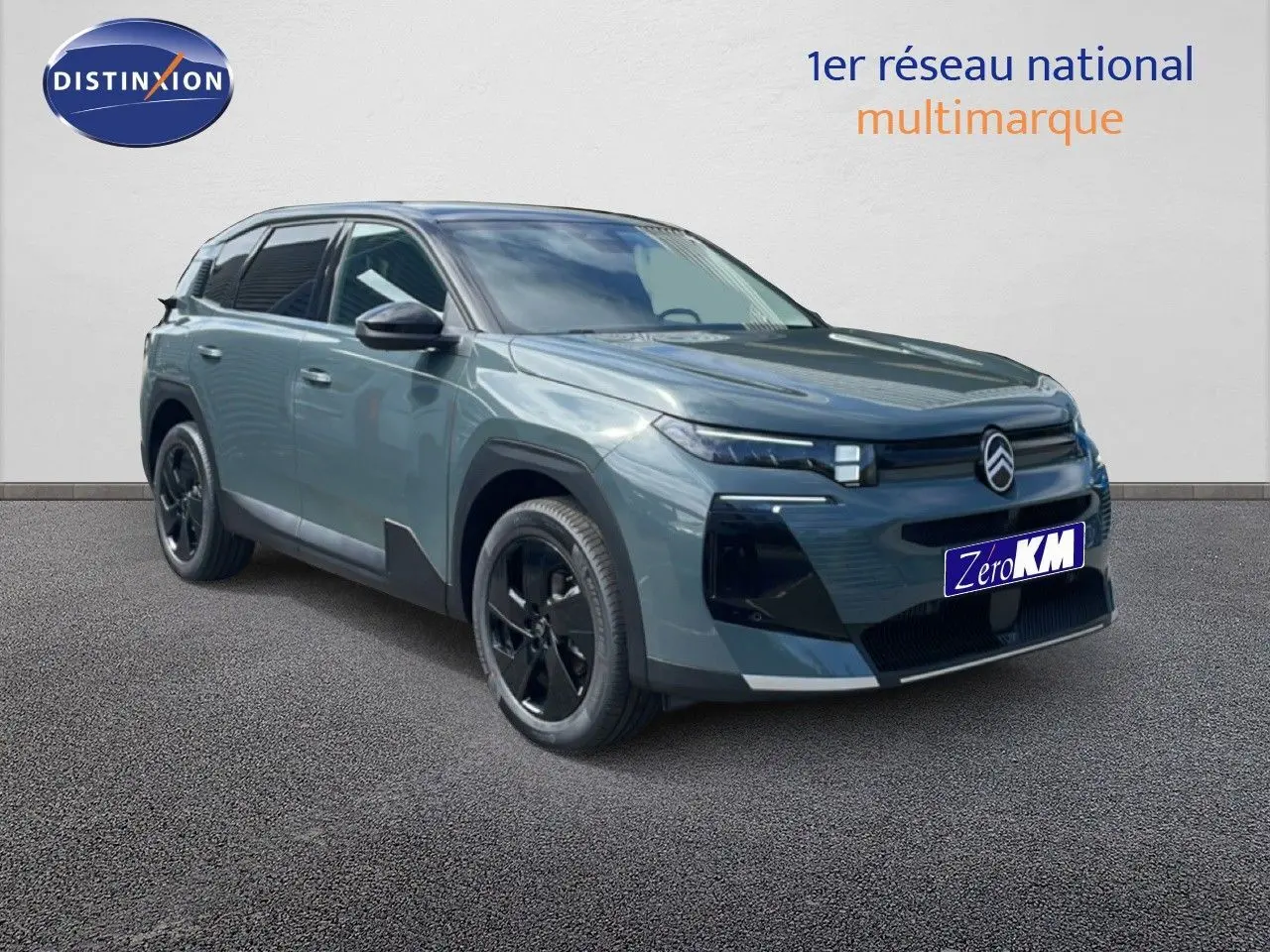 Vue 3/4 avant gauche d'un Citroën C5 Aircross Hybrid vert Astoria métallisé avec jantes noires et calandre distinctive.