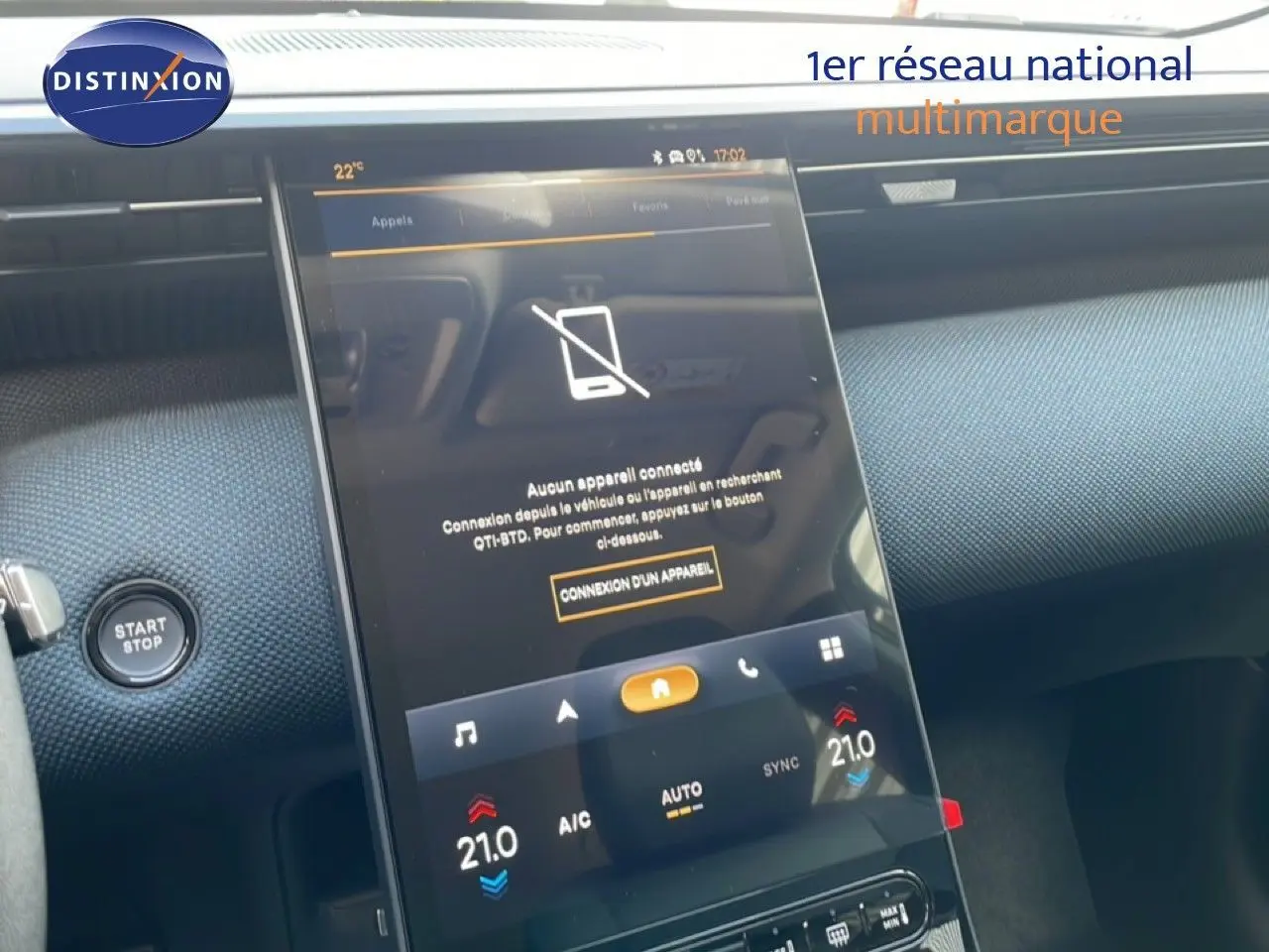 Gros plan sur l’écran tactile central du tableau de bord du Citroën C5 Aircross Hybrid, ambiance intérieure moderne.