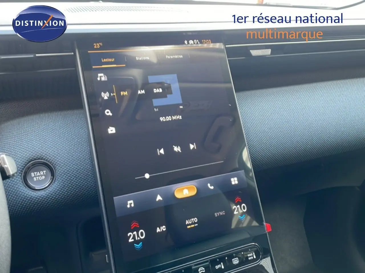 Vue intérieure du tableau de bord de la Citroën C5 Aircross Hybrid avec écran tactile central et bouton Start/Stop.
