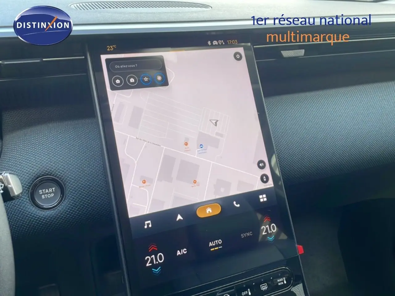 Vue rapprochée de l’écran tactile central du Citroën C5 Aircross Hybrid avec navigation et commandes climatisation.