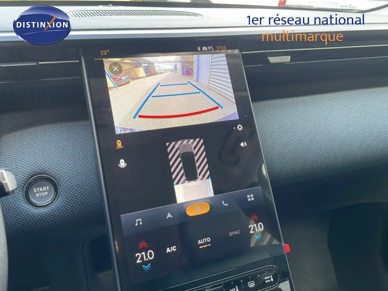 Vue rapprochée de l’écran tactile central du Citroën C5 Aircross Hybrid vert Astoria, affichant la caméra de recul et la climatisation.
