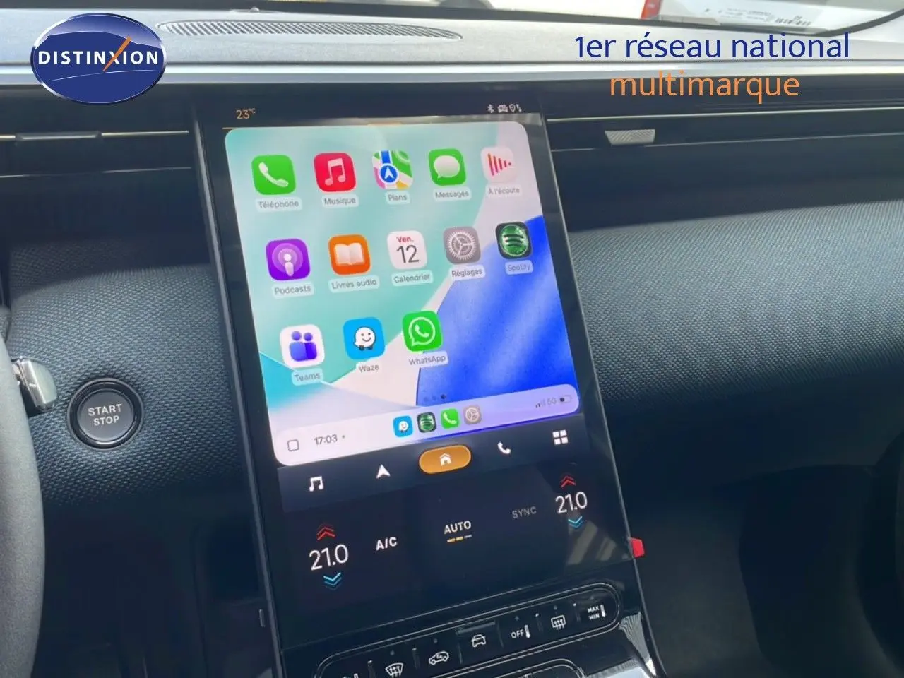 Vue rapprochée de la console centrale tactile du Citroën C5 Aircross Hybrid vert Astoria, affichant l'interface multimédia.