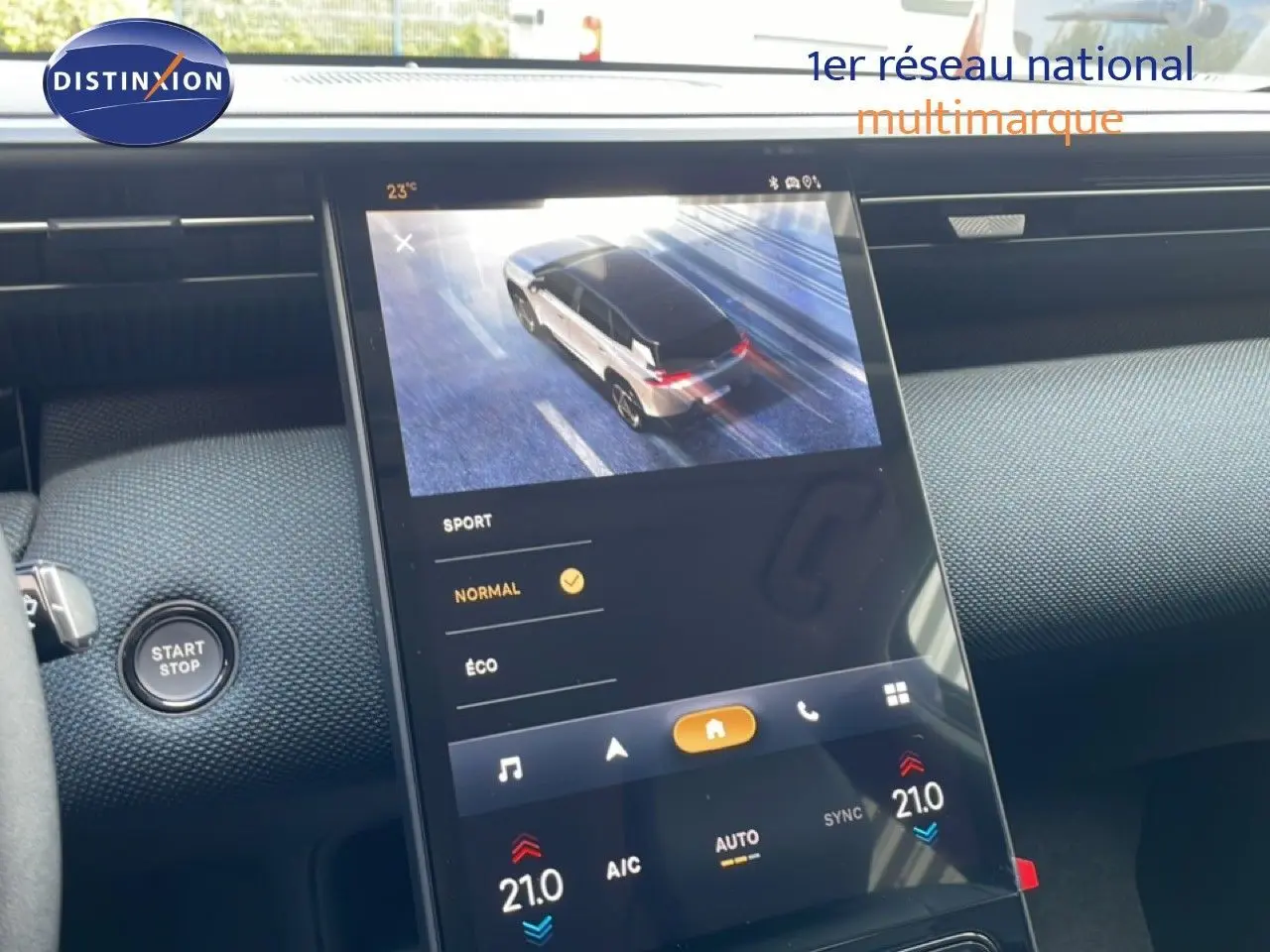 Vue rapprochée de l’écran tactile central du Citroën C5 Aircross Hybrid, affichant les modes de conduite et la climatisation.