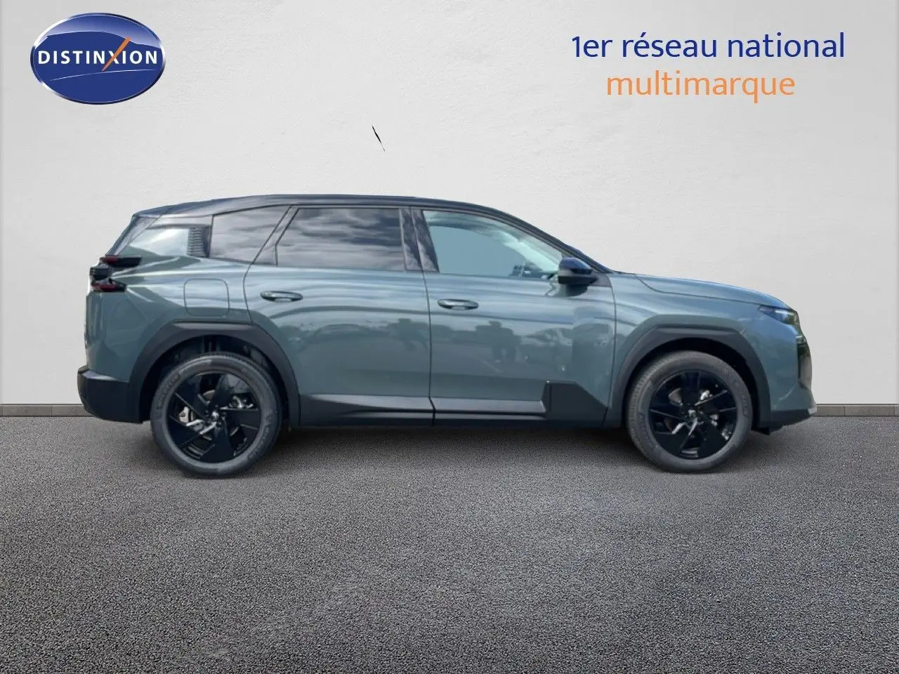 Profil droit du Citroën C5 Aircross Hybrid vert Astoria métallisé avec jantes noires et lignes modernes.