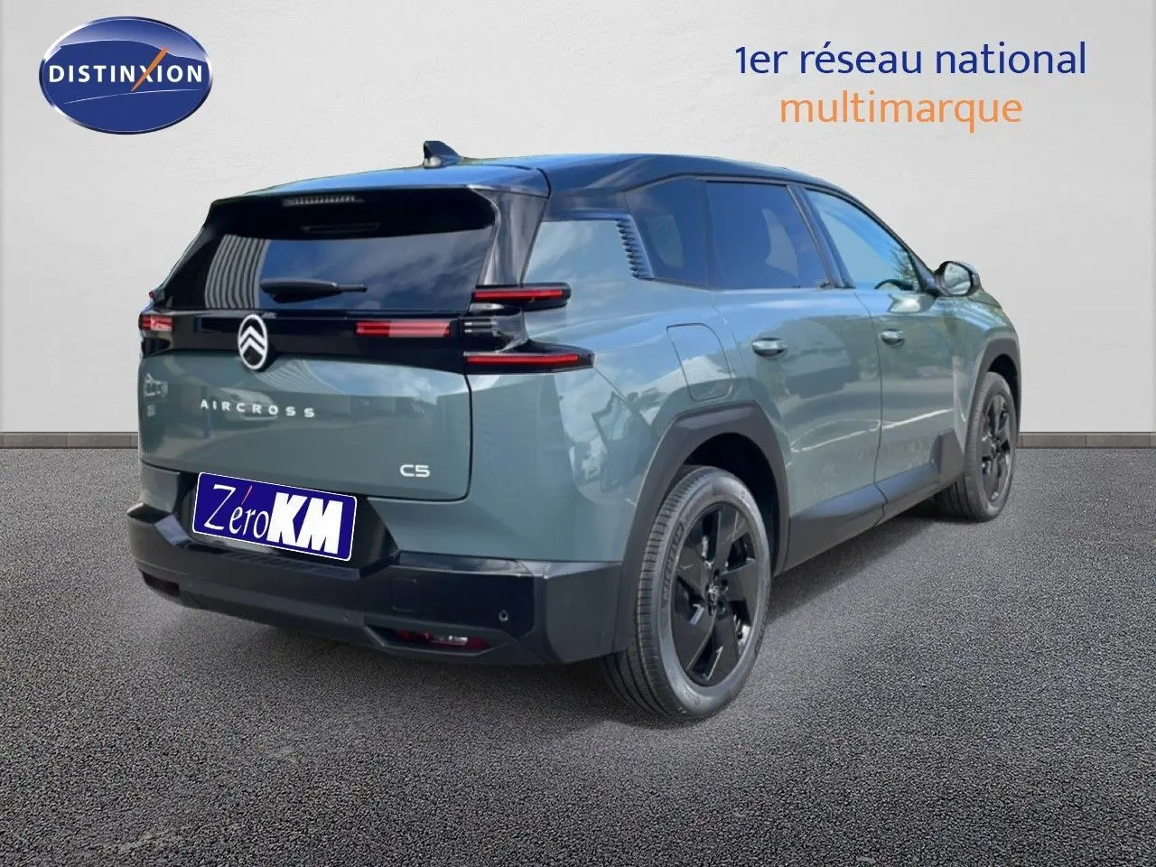 Vue 3/4 arrière droite du Citroën C5 Aircross Hybrid vert Astoria métallisé avec toit noir et jantes noires.
