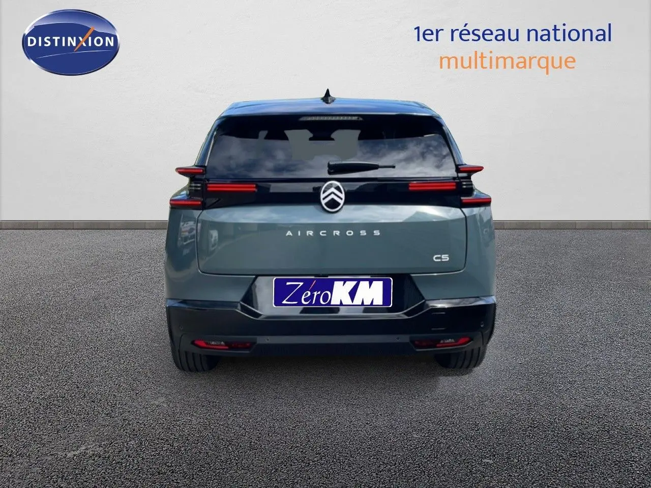 Vue arrière d'un Citroën C5 Aircross Hybrid 145ch en vert Astoria Metal avec feux arrière horizontaux rouges.