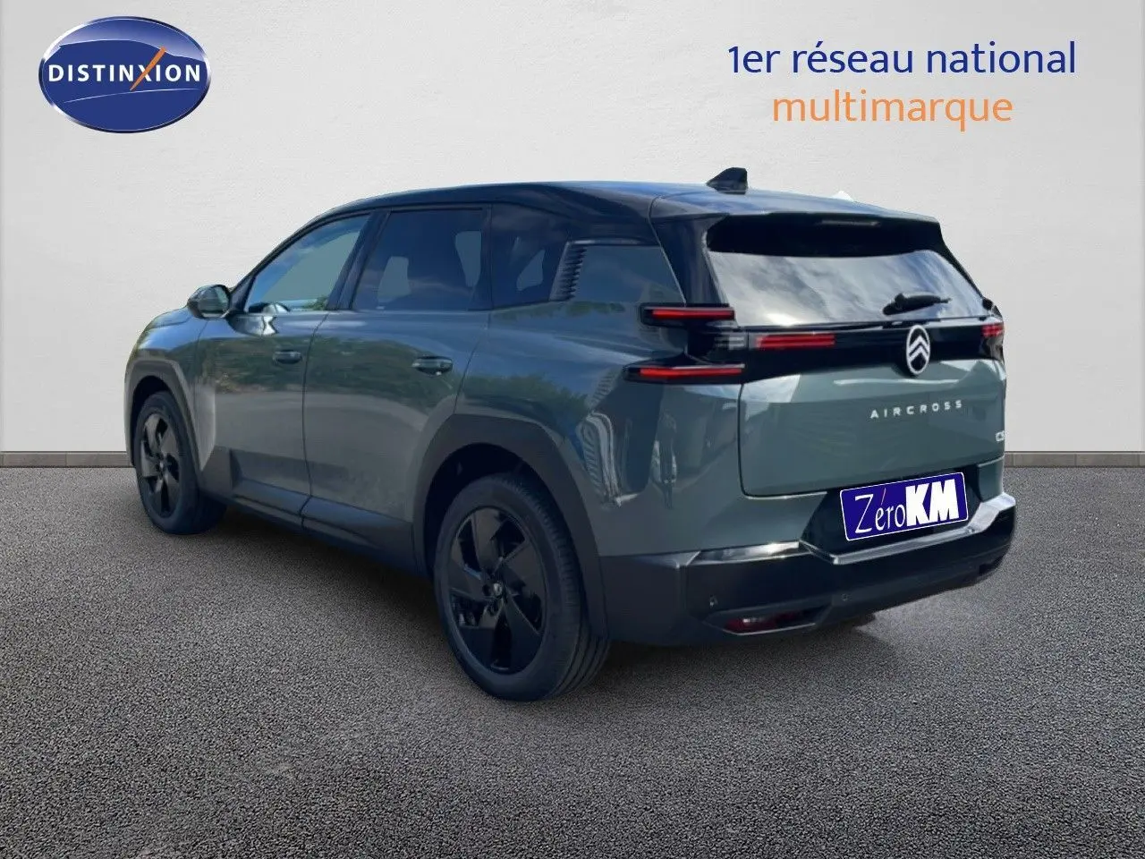 Vue 3/4 arrière droite du Citroën C5 Aircross Hybrid vert Astoria métallisé avec jantes noires et feux arrière LED fins.