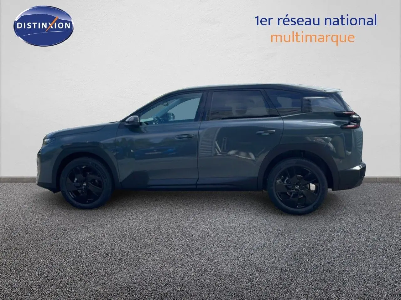 Vue de profil côté gauche du Citroën C5 Aircross Hybrid vert Astoria métallisé avec jantes noires et détails modernes.
