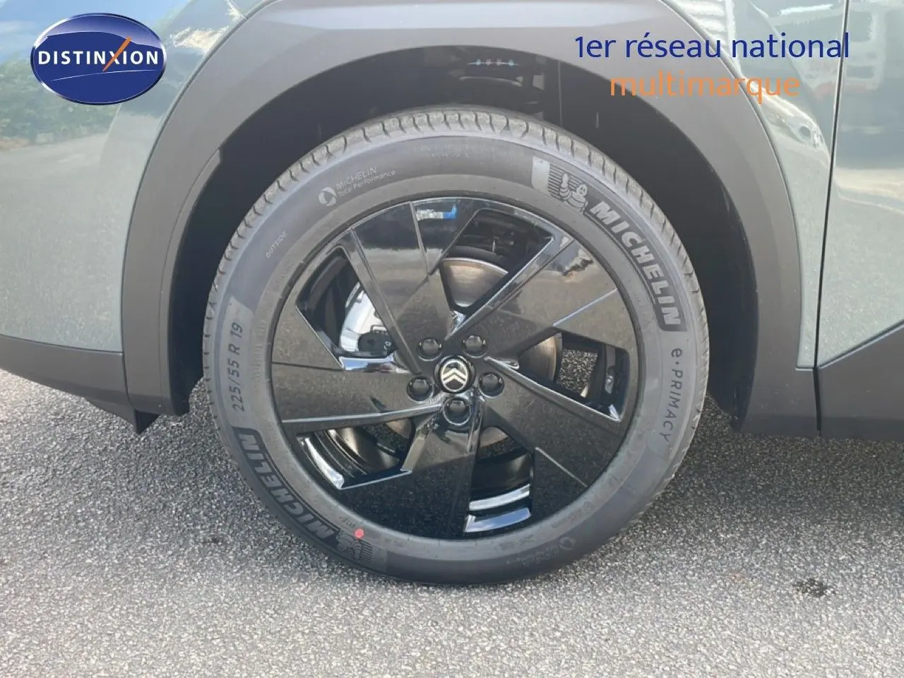 Gros plan sur la roue avant droite noire brillante du Citroën C5 Aircross Hybrid vert Astoria métal.