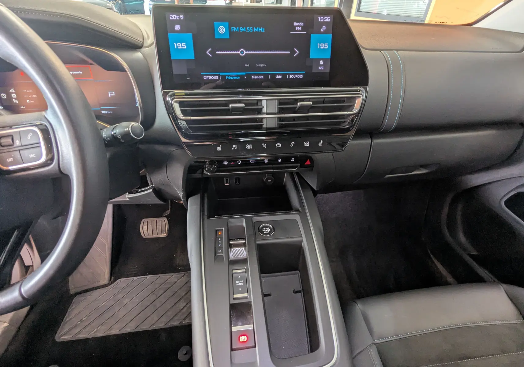 Vue intérieure avant du Citroën C5 Aircross gris Artens 2024, avec tableau de bord numérique et écran tactile central.