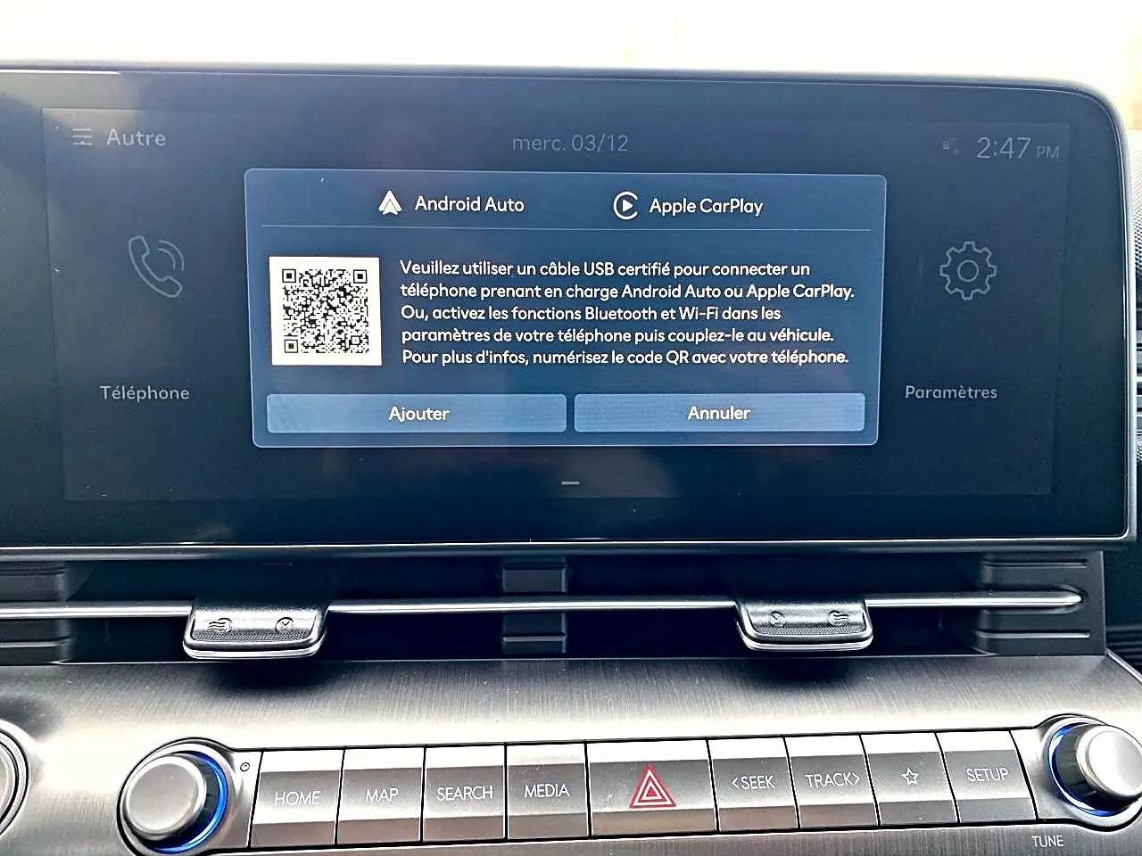 Vue rapprochée de l’écran tactile central du Hyundai Kona 2025 gris, affichant Android Auto et Apple CarPlay.