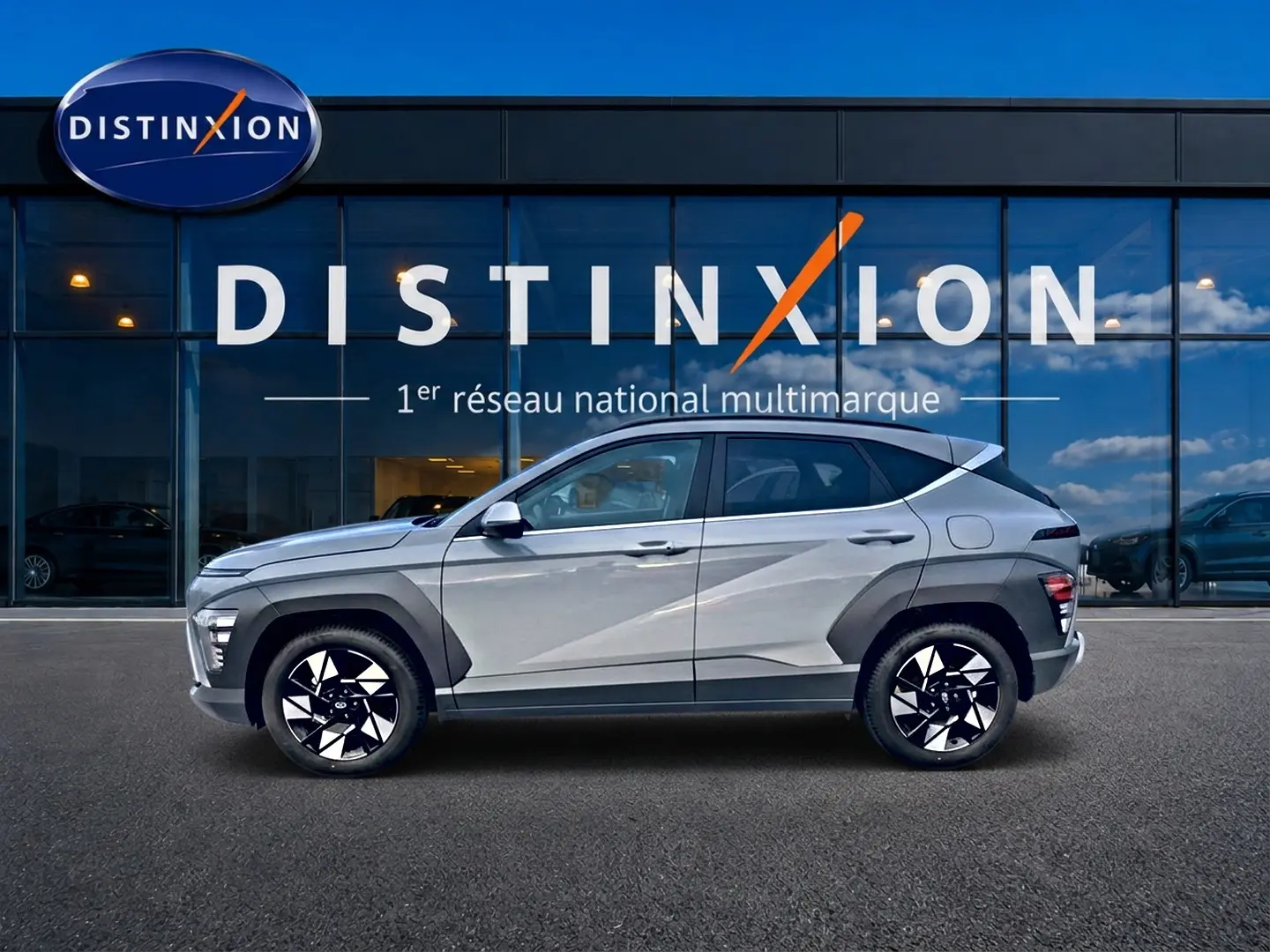 Hyundai Kona 2025 gris en profil droit, avec jantes alliage noires et détails de carrosserie contrastés.