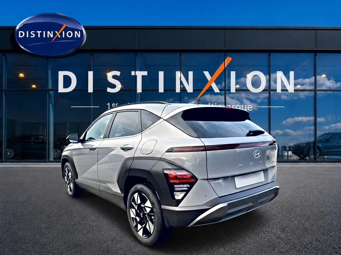 Vue 3/4 arrière droite du Hyundai Kona gris 2025 avec feux LED et jantes alliage noires et argent.