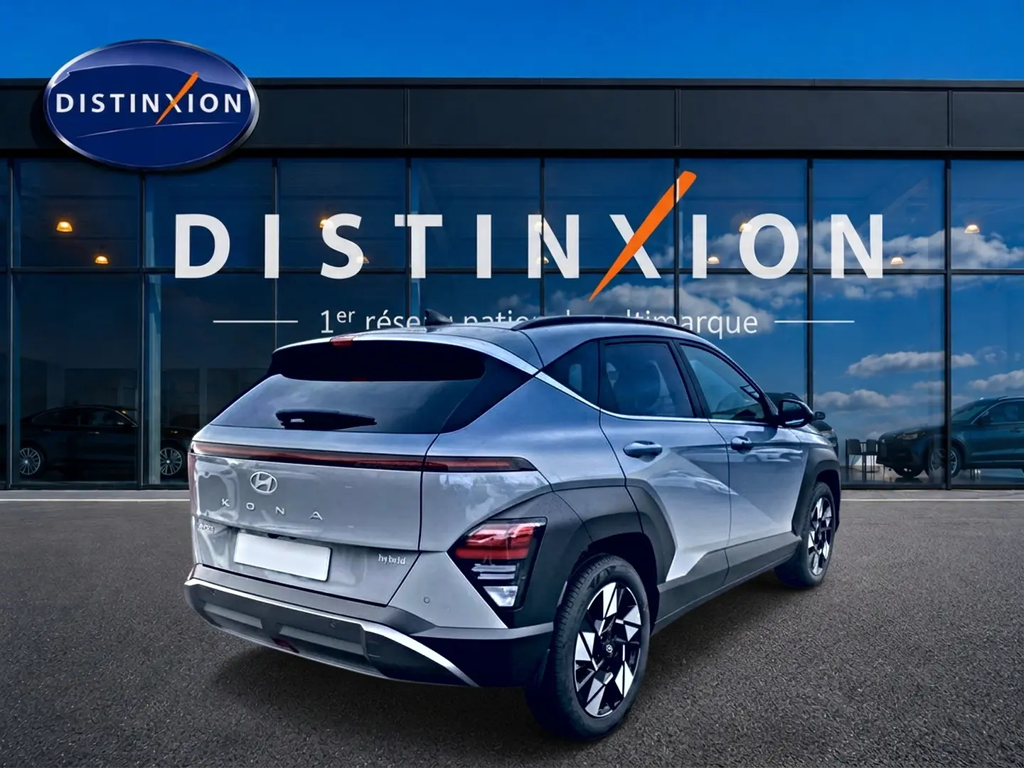 Vue 3/4 arrière droite d'un Hyundai Kona gris 2025 avec feux arrière LED et jantes alliage 18 pouces.