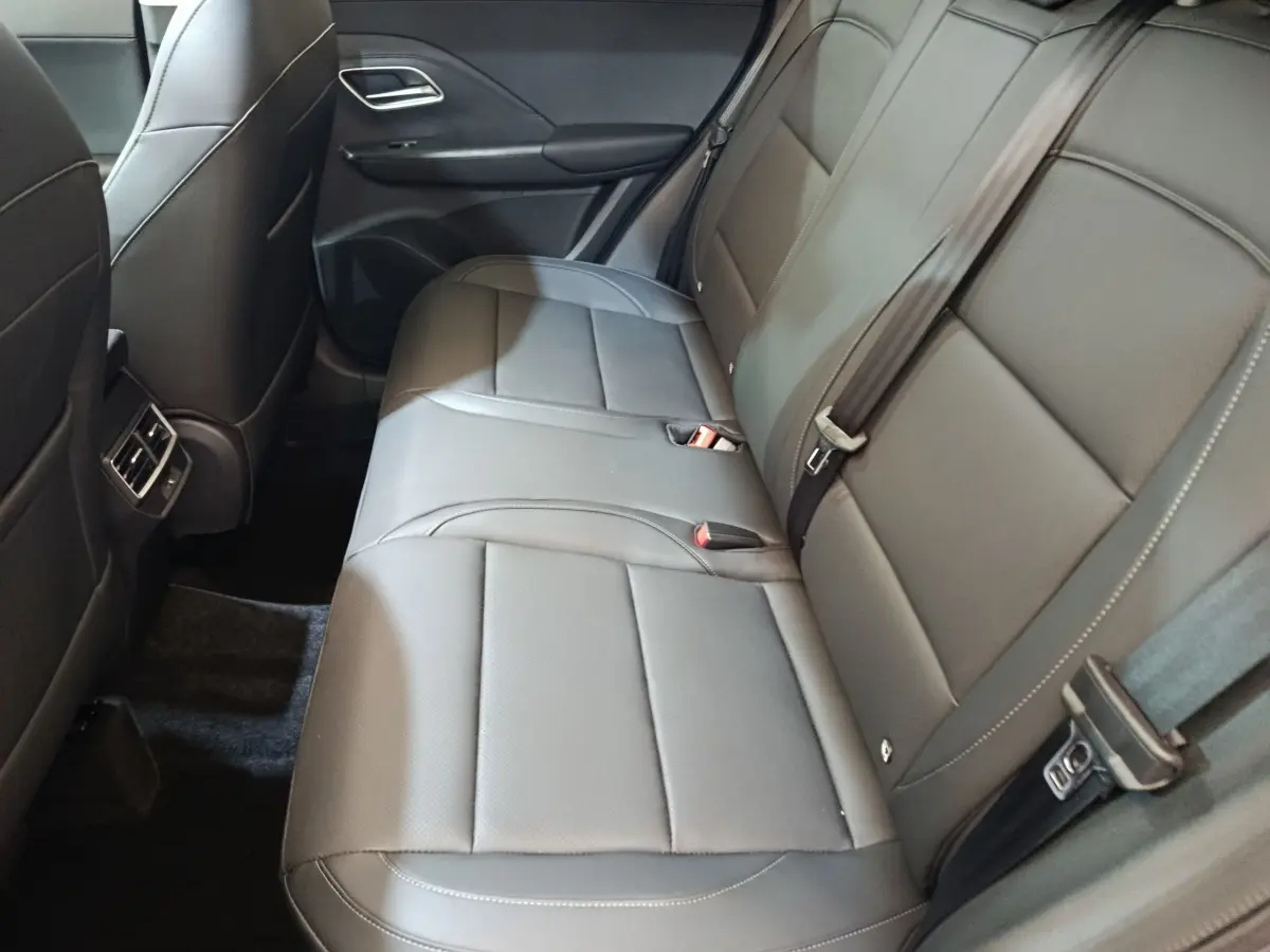 Vue latérale droite de la banquette arrière en cuir gris foncé du MG MOTOR ZS 1.5L Hybrid+ Luxury 2026.