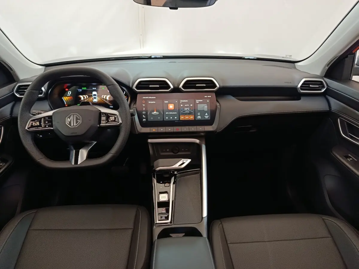 Vue intérieure frontale du tableau de bord et volant du MG Motor ZS gris foncé avec écran tactile central et combiné numérique.