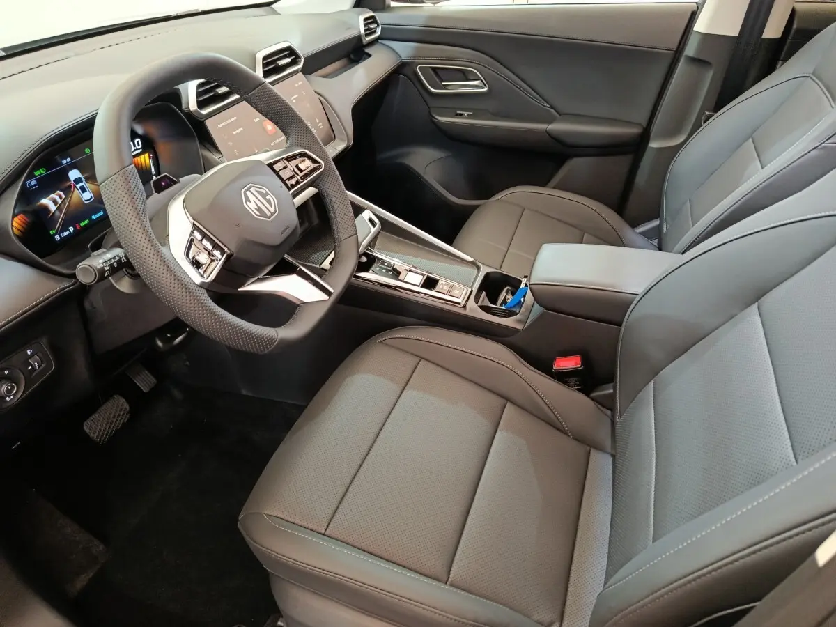 Intérieur gris foncé du MG ZS 2026 vu côté conducteur, avec volant multifonctions et écran tactile central.