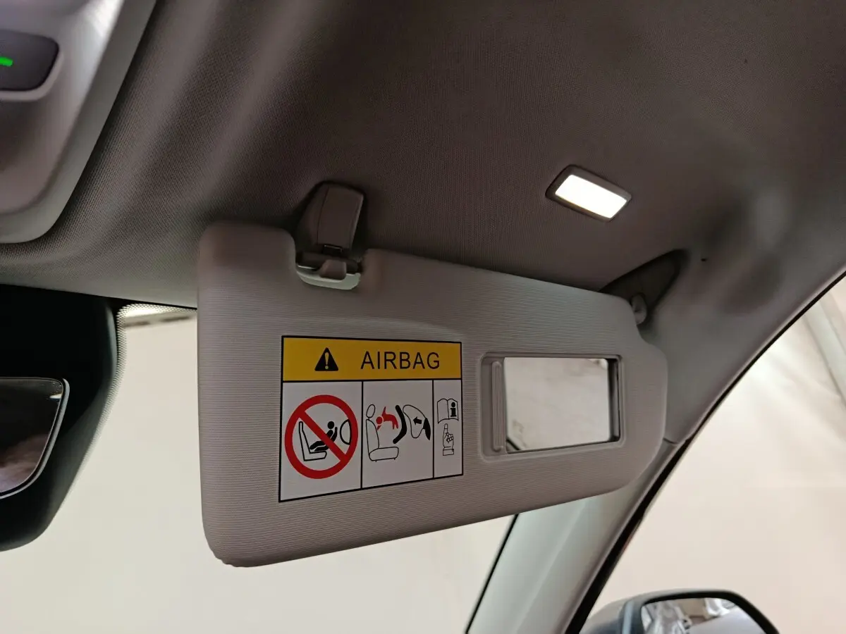 Détail du pare-soleil côté conducteur gris clair avec miroir et avertissement airbag dans un MG MOTOR ZS 2026.