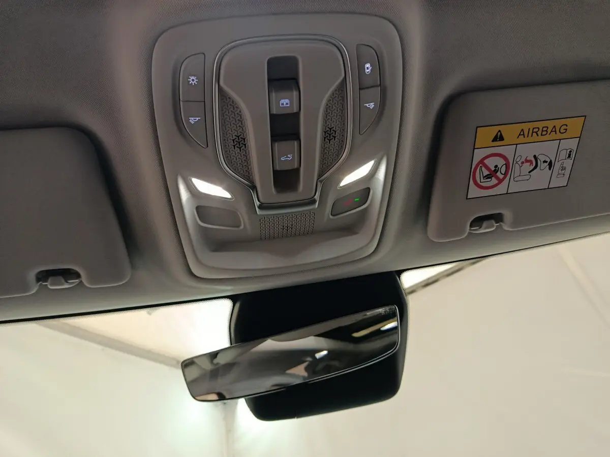 Plafonnier avec commandes lumineuses et rétroviseur intérieur du MG Motor ZS gris foncé hybride 2026.