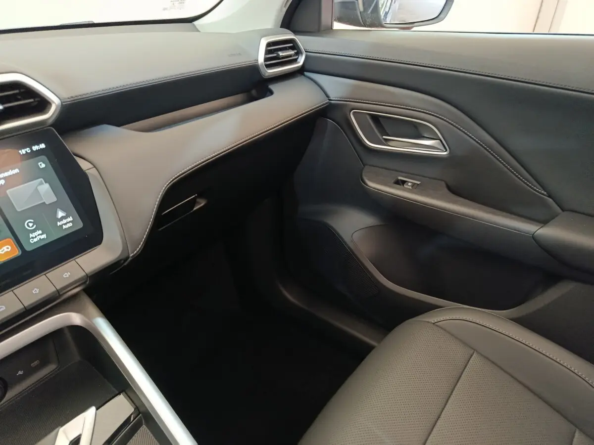 Intérieur côté passager du MG ZS 1.5L Hybrid+ Luxury 2026 en gris foncé avec tableau de bord et écran tactile.